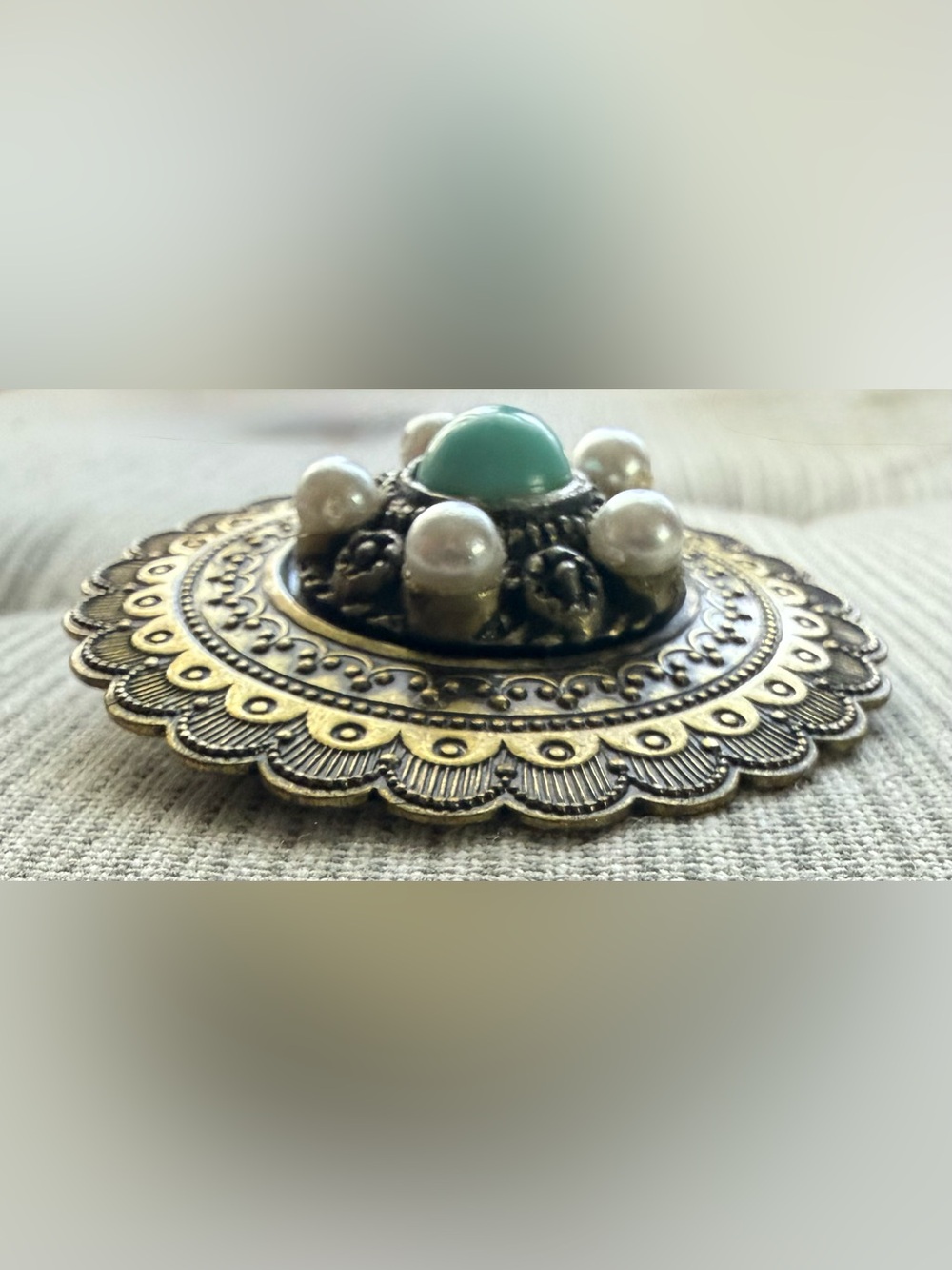 Brass-Tone w/Turquoise Color Cabochon & faux Pearl accents vintage ornate Brooch - Picture 5 of 8
